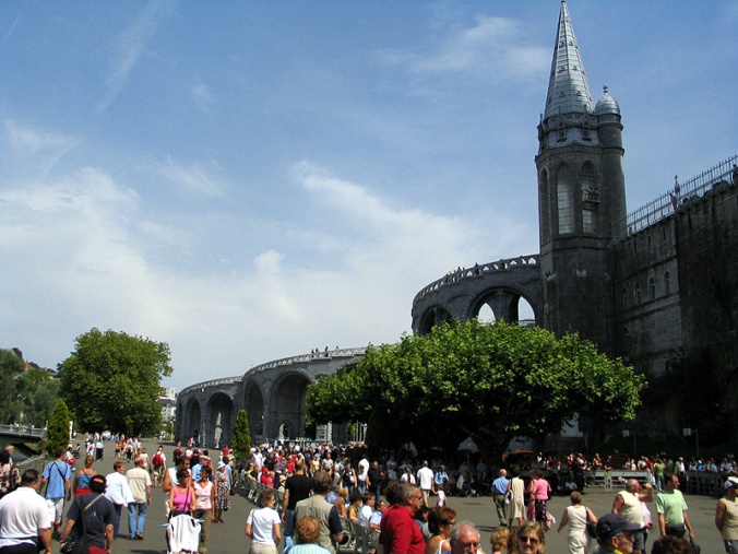 Lourdes_cathedral_cave_side_1.jpg
